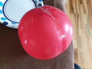 Als Ball dient ein Luftballon, den wir mit ein wenig Klebeband umwickelt haben, so wird er stabiler und man kann besser zielen. © CMM